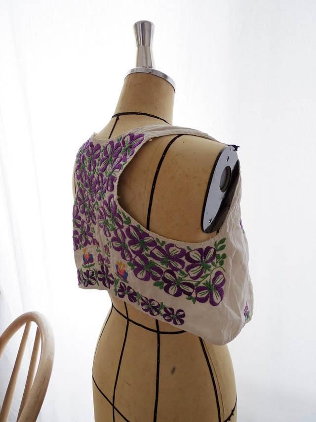 ハンガリー ビンテージ すみれ 刺繍 ベスト 民族衣装 Hungary violet embroidely vest- ～ヨーロッパ 蚤の市～ 西欧  東欧 雑貨 ピーパチ アンティーク PIPACS ANTIQUES