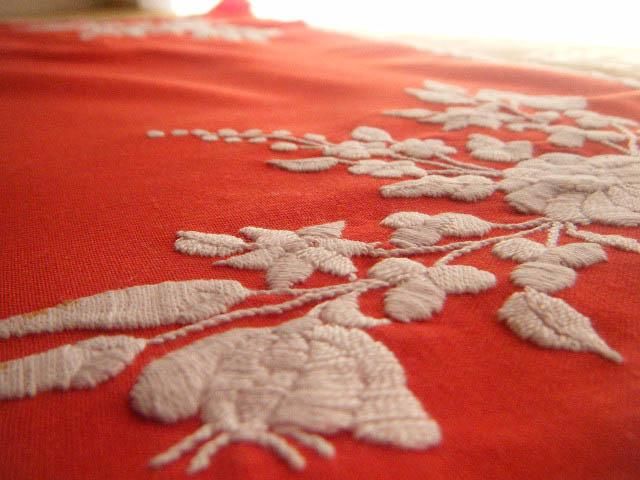 ハンガリー蚤の市パプリカレッドのテーブルクロス・Antique handmade tablecloth linen mat embroidery  Hungary - ヨーロッパ 蚤の市 ピーパチ アンティーク PIPACS ANTIQUES