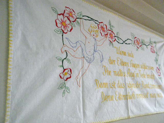 天使の刺繍ハンドメイドタペストリー ドイツ・angel handmade embroidery tapestry germany ヨーロッパ  蚤の市 ピーパチ アンティーク PIPACS ANTIQUES