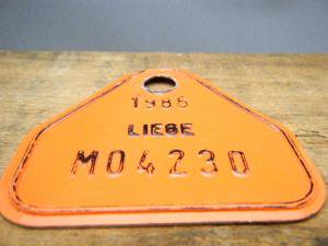 ドイツ蚤の市  ベルギー Liege メタルプレートタグ オレンジ 1986 M04230・VINTAGE metal plate tag Belgium