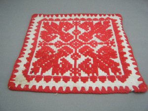 ハンガリー 古いトランシルヴァニア地方の伝統模様フォークロア刺繍小さなタペストリー（イーラーショシュ糸使用 小1）