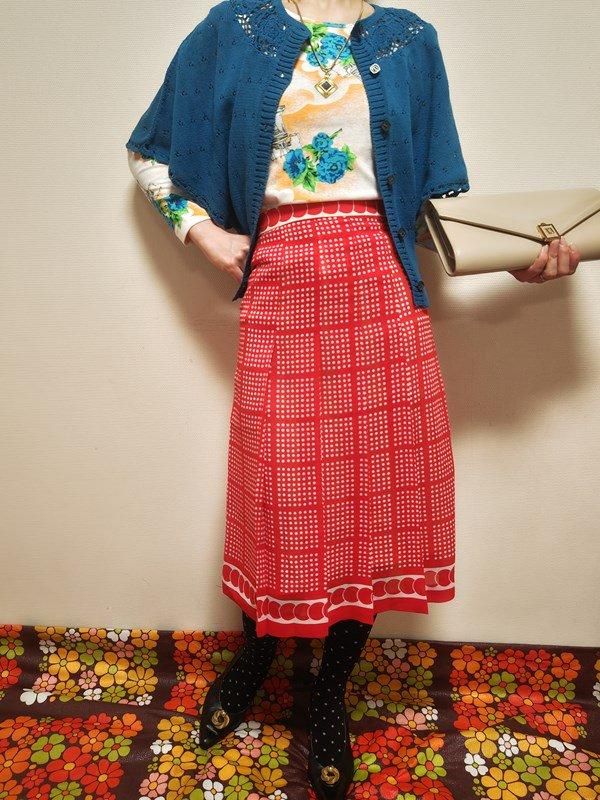 【絶品】お花のカーディガン 手刺繍　昭和レトロ　赤　ビンテージ　一期一会　可愛い vintageヴィンテージ昭和レトロくまさんウサギ刺繍カーディガン