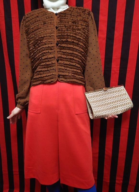 ブラウンx黒ドット柄♪フリル素敵モダントップス -