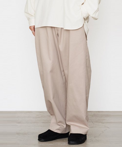 marka SIDE ADJUST TROUSERS トラウザーパンツ チノパン - チノパン