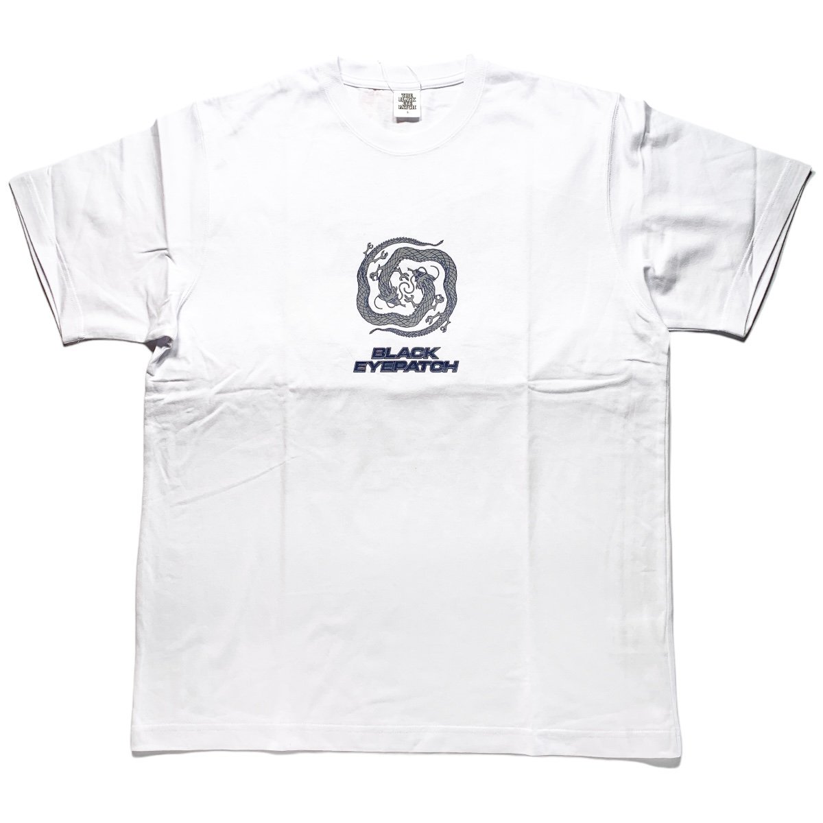 BlackEyePatch《ブラックアイパッチ》| REFLECTIVE DRAGON SWIRL LOGO TEE(BEPSS24TE50) |  公式通販 | BlackSheep【ブラックシープ】Official Online Store