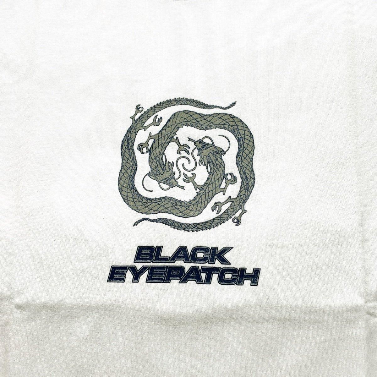 【BlackEyePatch】REFLECTIVE DRAGON SWIRL LOGO TEE BlackEyePatch/REFLECTIVE DRAGON SWIRL LOGO TEE（MUSTARD