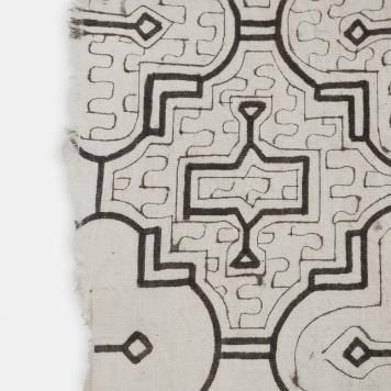 SHIPIBO：シピボ族 泥染め 幾何学模様 152cm×150cm 白 全面柄 中抜き