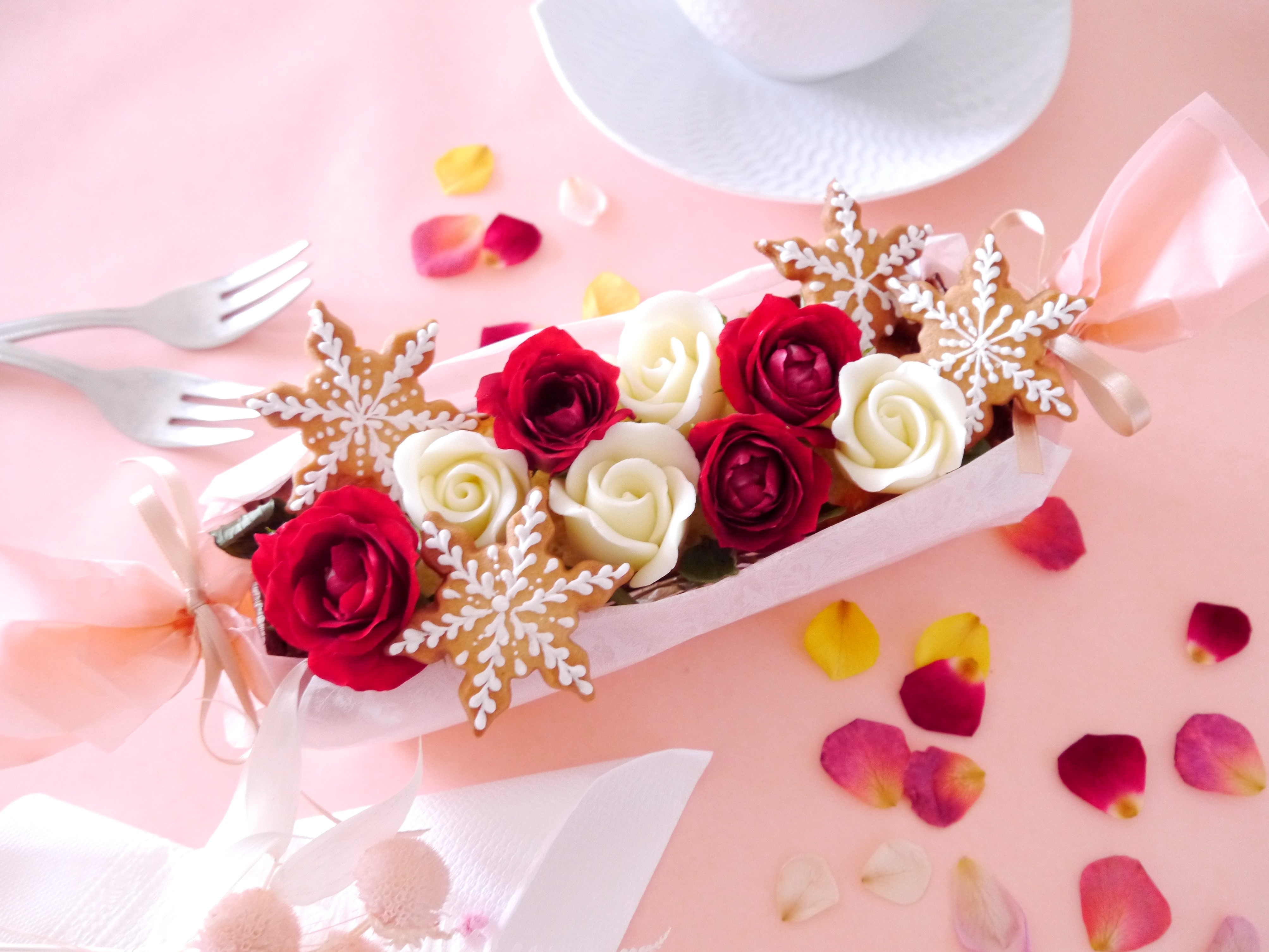 食べられるお花・エディブルフラワーに飾られた、3つのサプライズが詰まった贅沢なケーキです。