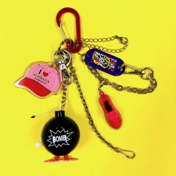 <img class='new_mark_img1' src='https://img.shop-pro.jp/img/new/icons47.gif' style='border:none;display:inline;margin:0px;padding:0px;width:auto;' />VINTAGE JUNK TOY CHARM BOMBPINK CAP