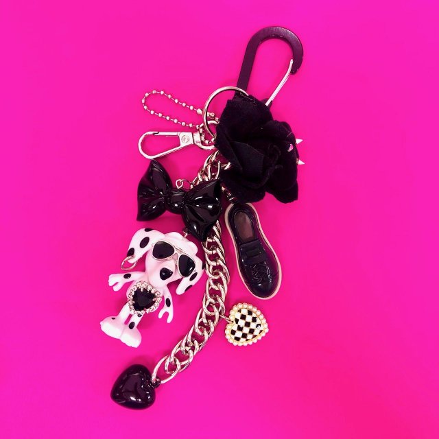 <img class='new_mark_img1' src='https://img.shop-pro.jp/img/new/icons57.gif' style='border:none;display:inline;margin:0px;padding:0px;width:auto;' />BLACK ROSEDALMATION CHARM