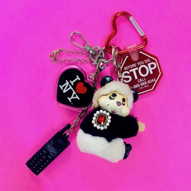 <img class='new_mark_img1' src='https://img.shop-pro.jp/img/new/icons47.gif' style='border:none;display:inline;margin:0px;padding:0px;width:auto;' />VINTAGE JUNK TOY CHARM  JEWEL PANDAMOBILE PHONE