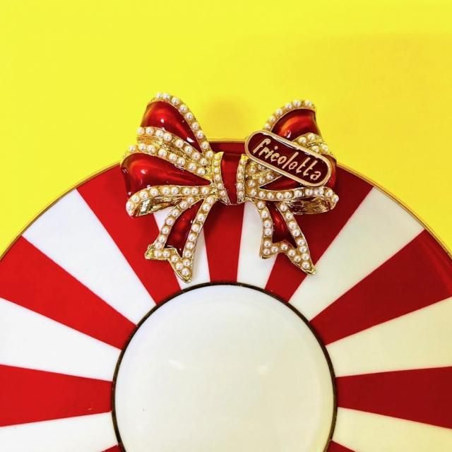 <img class='new_mark_img1' src='https://img.shop-pro.jp/img/new/icons65.gif' style='border:none;display:inline;margin:0px;padding:0px;width:auto;' />RIBBON&PEARL BROOCH  RED