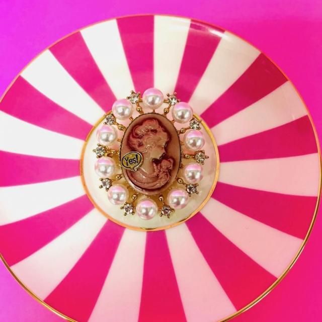 <img class='new_mark_img1' src='https://img.shop-pro.jp/img/new/icons47.gif' style='border:none;display:inline;margin:0px;padding:0px;width:auto;' />CAMEO PEARL  PINK BEIGE BROOCH