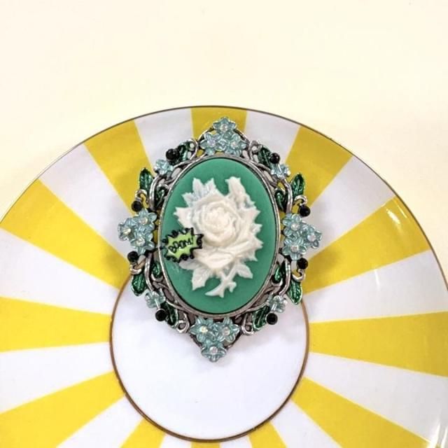 <img class='new_mark_img1' src='https://img.shop-pro.jp/img/new/icons14.gif' style='border:none;display:inline;margin:0px;padding:0px;width:auto;' />GREEN FLOWER CAMEO BROOCH