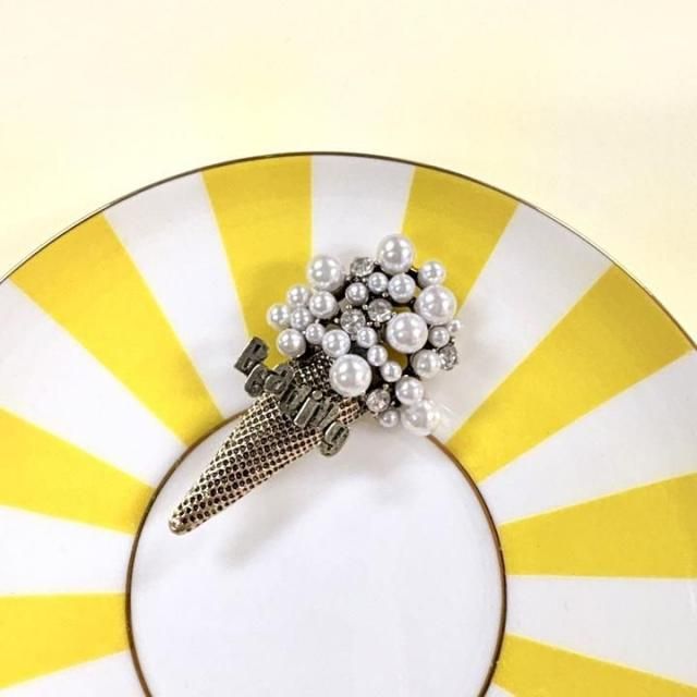 <img class='new_mark_img1' src='https://img.shop-pro.jp/img/new/icons14.gif' style='border:none;display:inline;margin:0px;padding:0px;width:auto;' />PEARL ICE CREAM BROOCH