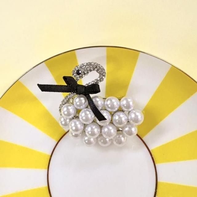 <img class='new_mark_img1' src='https://img.shop-pro.jp/img/new/icons14.gif' style='border:none;display:inline;margin:0px;padding:0px;width:auto;' />PEARL SWAN RIBBON BROOCH
