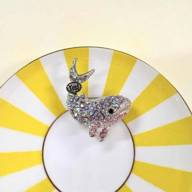 <img class='new_mark_img1' src='https://img.shop-pro.jp/img/new/icons14.gif' style='border:none;display:inline;margin:0px;padding:0px;width:auto;' />AURORA WHALE BROOCH