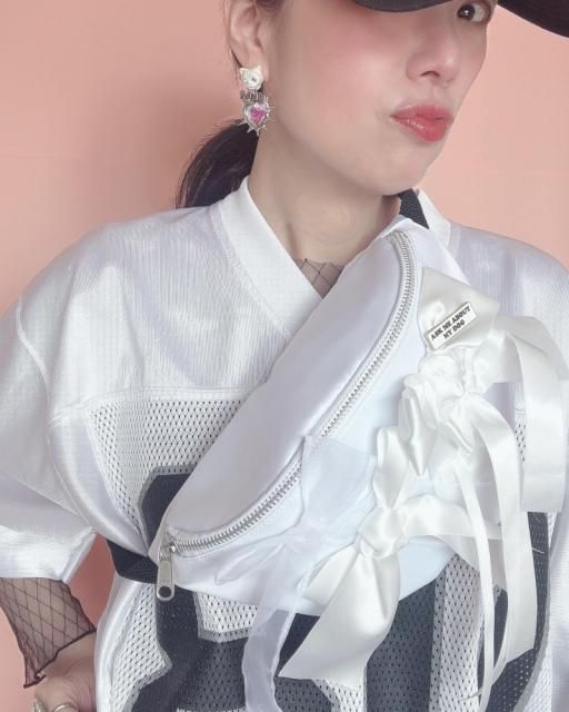 <img class='new_mark_img1' src='https://img.shop-pro.jp/img/new/icons14.gif' style='border:none;display:inline;margin:0px;padding:0px;width:auto;' />RIBBON FEVER BODY WHITE BAG