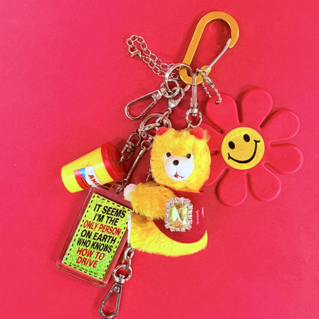 <img class='new_mark_img1' src='https://img.shop-pro.jp/img/new/icons47.gif' style='border:none;display:inline;margin:0px;padding:0px;width:auto;' />VINTAGE JUNK TOY CHARM YELLOW JEWEL BEARFLOWER