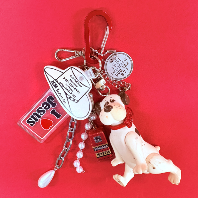 <img class='new_mark_img1' src='https://img.shop-pro.jp/img/new/icons47.gif' style='border:none;display:inline;margin:0px;padding:0px;width:auto;' />VINTAGE JUNK TOY CHARM  JEWEL DOGPEARL