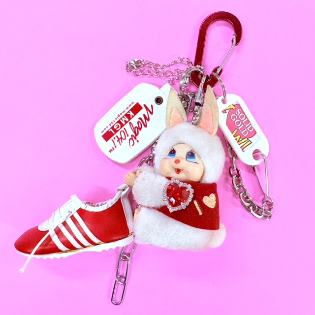 <img class='new_mark_img1' src='https://img.shop-pro.jp/img/new/icons47.gif' style='border:none;display:inline;margin:0px;padding:0px;width:auto;' />VINTAGE JUNK TOY CHARM WHITE JEWEL RABBITSHOES