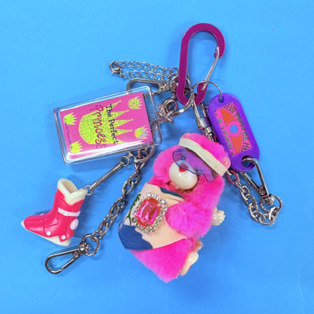 <img class='new_mark_img1' src='https://img.shop-pro.jp/img/new/icons47.gif' style='border:none;display:inline;margin:0px;padding:0px;width:auto;' />VINTAGE JUNK TOY CHARM JEWEL PINK BEAR SURFER