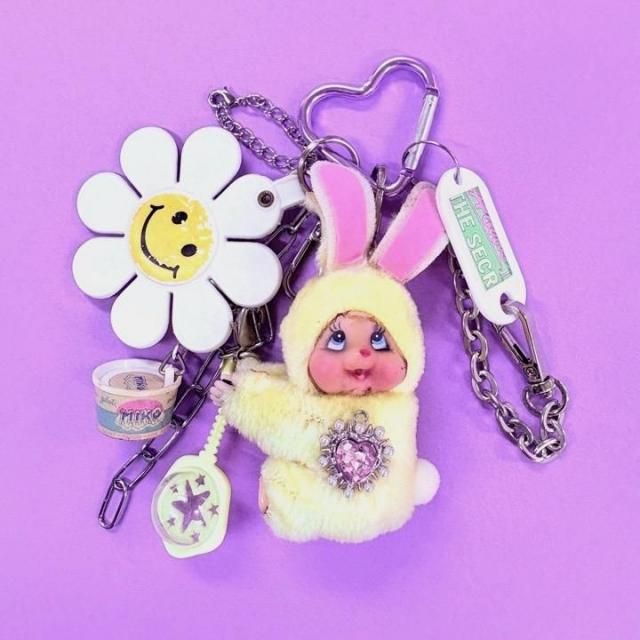 <img class='new_mark_img1' src='https://img.shop-pro.jp/img/new/icons47.gif' style='border:none;display:inline;margin:0px;padding:0px;width:auto;' />VINTAGE JUNK TOY CHARM PASTEL YELLOW JEWEL RABBITFLOWER