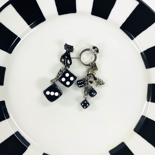 <img class='new_mark_img1' src='https://img.shop-pro.jp/img/new/icons65.gif' style='border:none;display:inline;margin:0px;padding:0px;width:auto;' />BLACK DICERING CHANDELIER ԥ