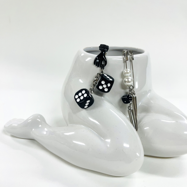 <img class='new_mark_img1' src='https://img.shop-pro.jp/img/new/icons47.gif' style='border:none;display:inline;margin:0px;padding:0px;width:auto;' />BLACK DICEPIN STUDS ԥ