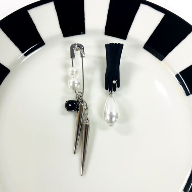 <img class='new_mark_img1' src='https://img.shop-pro.jp/img/new/icons14.gif' style='border:none;display:inline;margin:0px;padding:0px;width:auto;' />BLACK GLOVESPIN STUDS ԥ