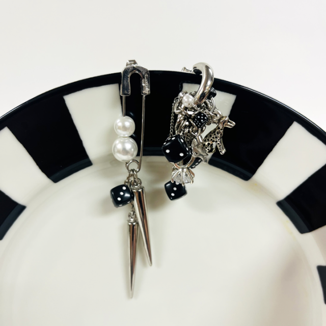 <img class='new_mark_img1' src='https://img.shop-pro.jp/img/new/icons14.gif' style='border:none;display:inline;margin:0px;padding:0px;width:auto;' />BLACK DICEPIN STUDS ԥ