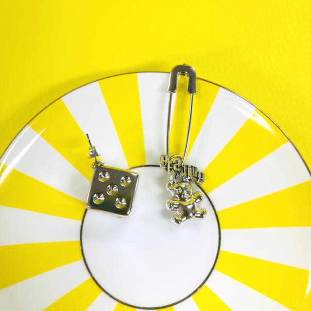 <img class='new_mark_img1' src='https://img.shop-pro.jp/img/new/icons47.gif' style='border:none;display:inline;margin:0px;padding:0px;width:auto;' />SILVER DICEPIN&BEAR ԥ