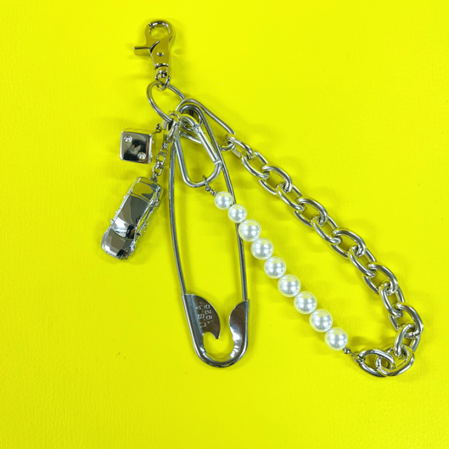 <img class='new_mark_img1' src='https://img.shop-pro.jp/img/new/icons65.gif' style='border:none;display:inline;margin:0px;padding:0px;width:auto;' />SILVER BIG PIN&CARPEARL CHARM 2WAY