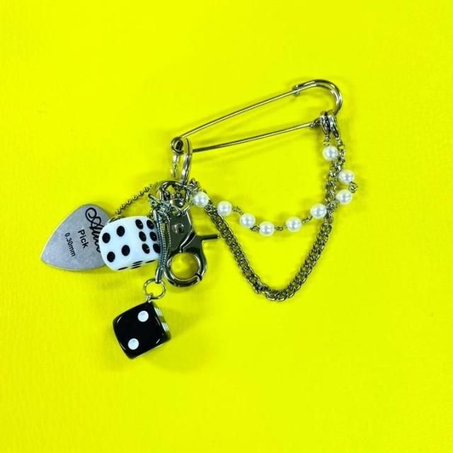 <img class='new_mark_img1' src='https://img.shop-pro.jp/img/new/icons65.gif' style='border:none;display:inline;margin:0px;padding:0px;width:auto;' />BLACK&WHITE DICE CHARM&BROOCH