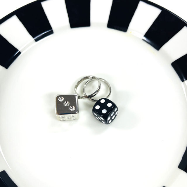 <img class='new_mark_img1' src='https://img.shop-pro.jp/img/new/icons14.gif' style='border:none;display:inline;margin:0px;padding:0px;width:auto;' />BLACK&SILVER DICE RING  2SET