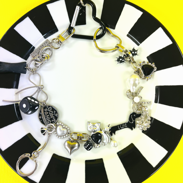 <img class='new_mark_img1' src='https://img.shop-pro.jp/img/new/icons47.gif' style='border:none;display:inline;margin:0px;padding:0px;width:auto;' />BLACK& SILVER TOY&BIJYOU CHARM  NECKLACE  3WAY