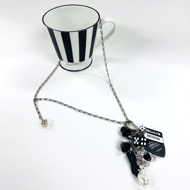 <img class='new_mark_img1' src='https://img.shop-pro.jp/img/new/icons65.gif' style='border:none;display:inline;margin:0px;padding:0px;width:auto;' />BLACK& SILVER TOY&PEARL CHARM  NECKLACE  2WAY