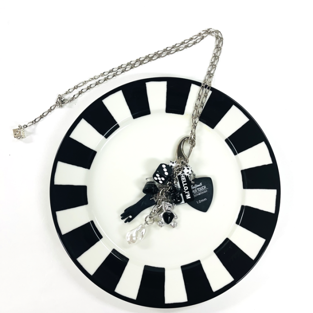 <img class='new_mark_img1' src='https://img.shop-pro.jp/img/new/icons65.gif' style='border:none;display:inline;margin:0px;padding:0px;width:auto;' />BLACK& SILVER TOY&PEARL CHARM  NECKLACE  2WAY