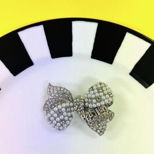 <img class='new_mark_img1' src='https://img.shop-pro.jp/img/new/icons47.gif' style='border:none;display:inline;margin:0px;padding:0px;width:auto;' />RIBBON&PEARL BROOCH 