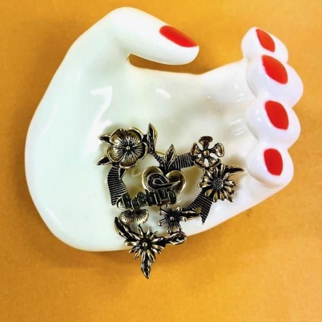 <img class='new_mark_img1' src='https://img.shop-pro.jp/img/new/icons65.gif' style='border:none;display:inline;margin:0px;padding:0px;width:auto;' />HEART& FLOWER BROOCH