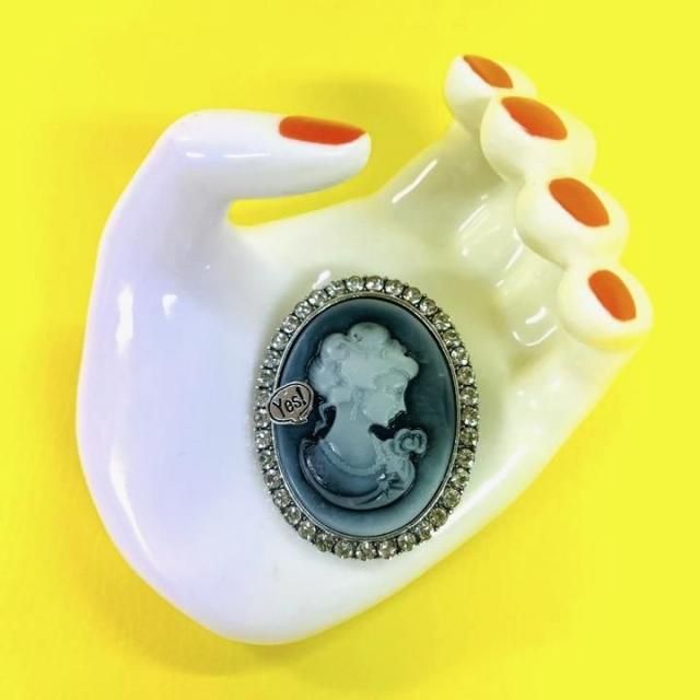 <img class='new_mark_img1' src='https://img.shop-pro.jp/img/new/icons14.gif' style='border:none;display:inline;margin:0px;padding:0px;width:auto;' />CAMEO BROOCH