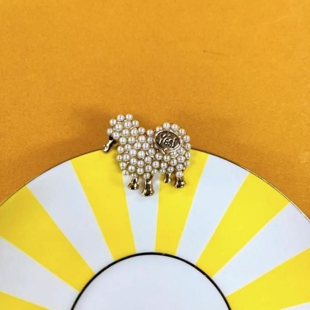 <img class='new_mark_img1' src='https://img.shop-pro.jp/img/new/icons14.gif' style='border:none;display:inline;margin:0px;padding:0px;width:auto;' />PERAL SHEEP BROOCH