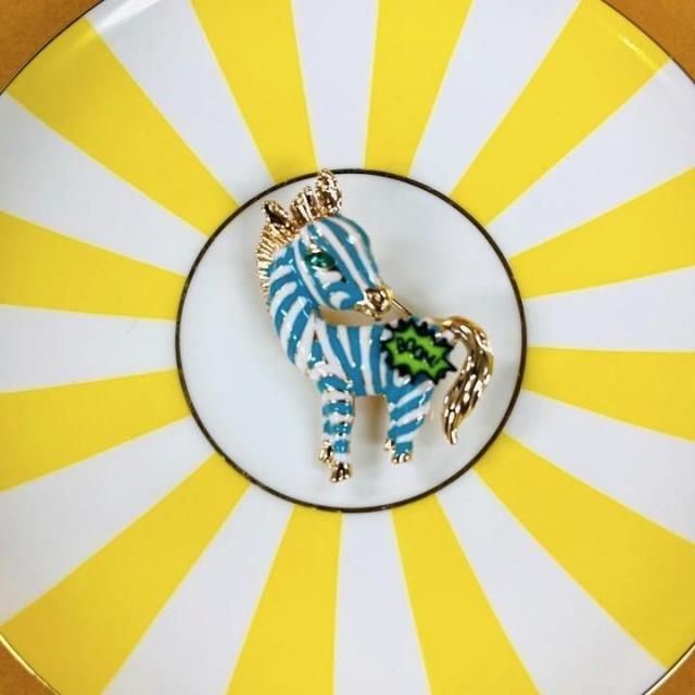 <img class='new_mark_img1' src='https://img.shop-pro.jp/img/new/icons47.gif' style='border:none;display:inline;margin:0px;padding:0px;width:auto;' />ZEBRA BROOCH  BLACK  SKY BLUE