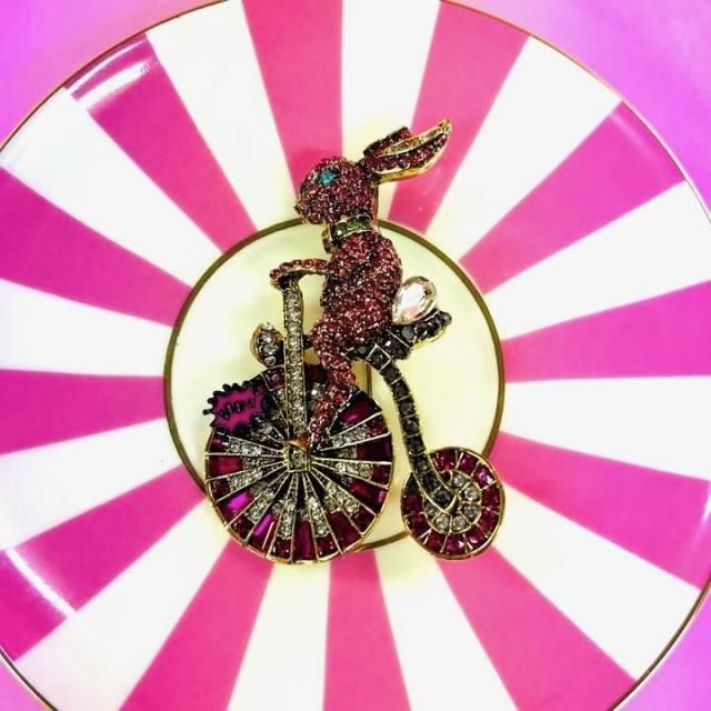 <img class='new_mark_img1' src='https://img.shop-pro.jp/img/new/icons47.gif' style='border:none;display:inline;margin:0px;padding:0px;width:auto;' />PINK RABBIT BROOCH