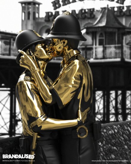 バンクシーフィギュア・Kissing Coppers Gold Rush