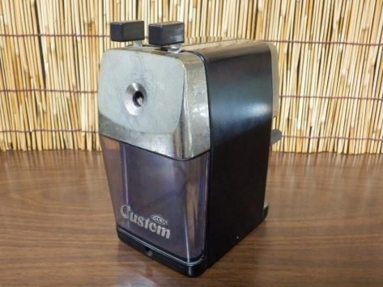 カール鉛筆削りレトロ CARLカール 手動鉛筆削り CC－2000（黒） - 「宝の森