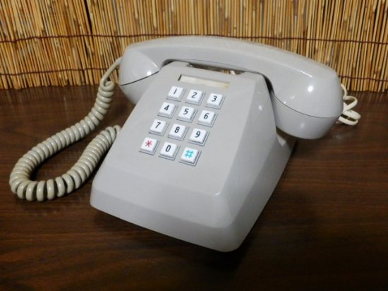 レトロ電話機　プッシュ式　６０１－Ｐ（グレー） - 「宝の森」昭和レトロ雑貨、フィギュア、玩具のリサイクル