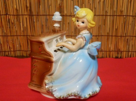 陶器製 オルゴール置物（ピアノを弾く少女） - 「宝の森」昭和レトロ雑貨、フィギュア、玩具のリサイクル