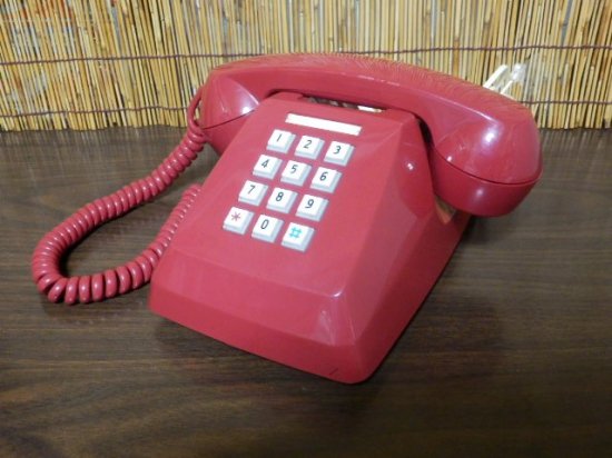 レトロ電話機　プッシュ式　６０１－Ｐ（赤） - 「宝の森」昭和レトロ雑貨、フィギュア、玩具のリサイクル