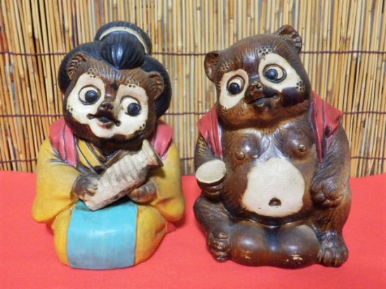 陶器製　夫婦狸　置物　１５ｃｍ - 「宝の森」昭和レトロ雑貨、フィギュア、玩具のリサイクル